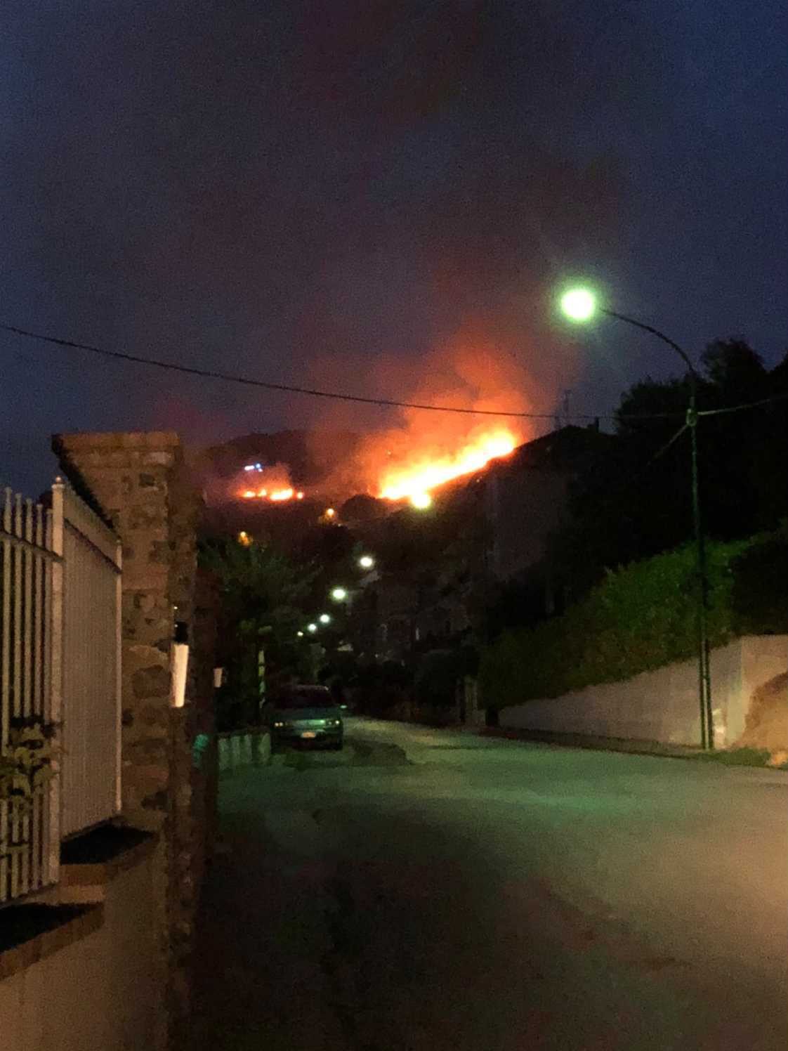 Ascea, vasto incendio minaccia abitazioni