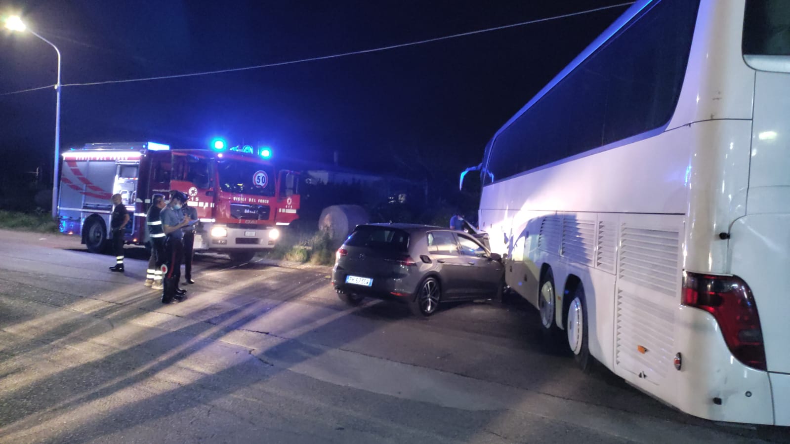 Sala Consilina: auto contro pullman, giovane ferito