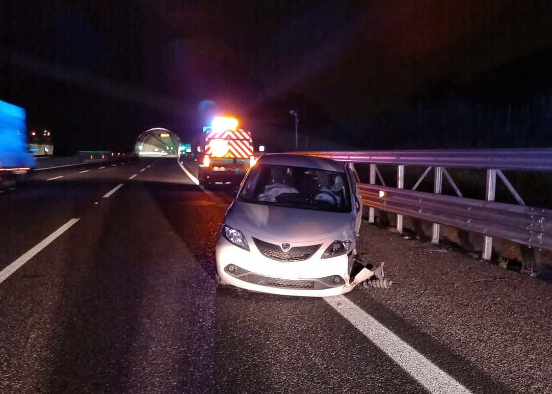 Imbocca autostrada contromano: 3 feriti