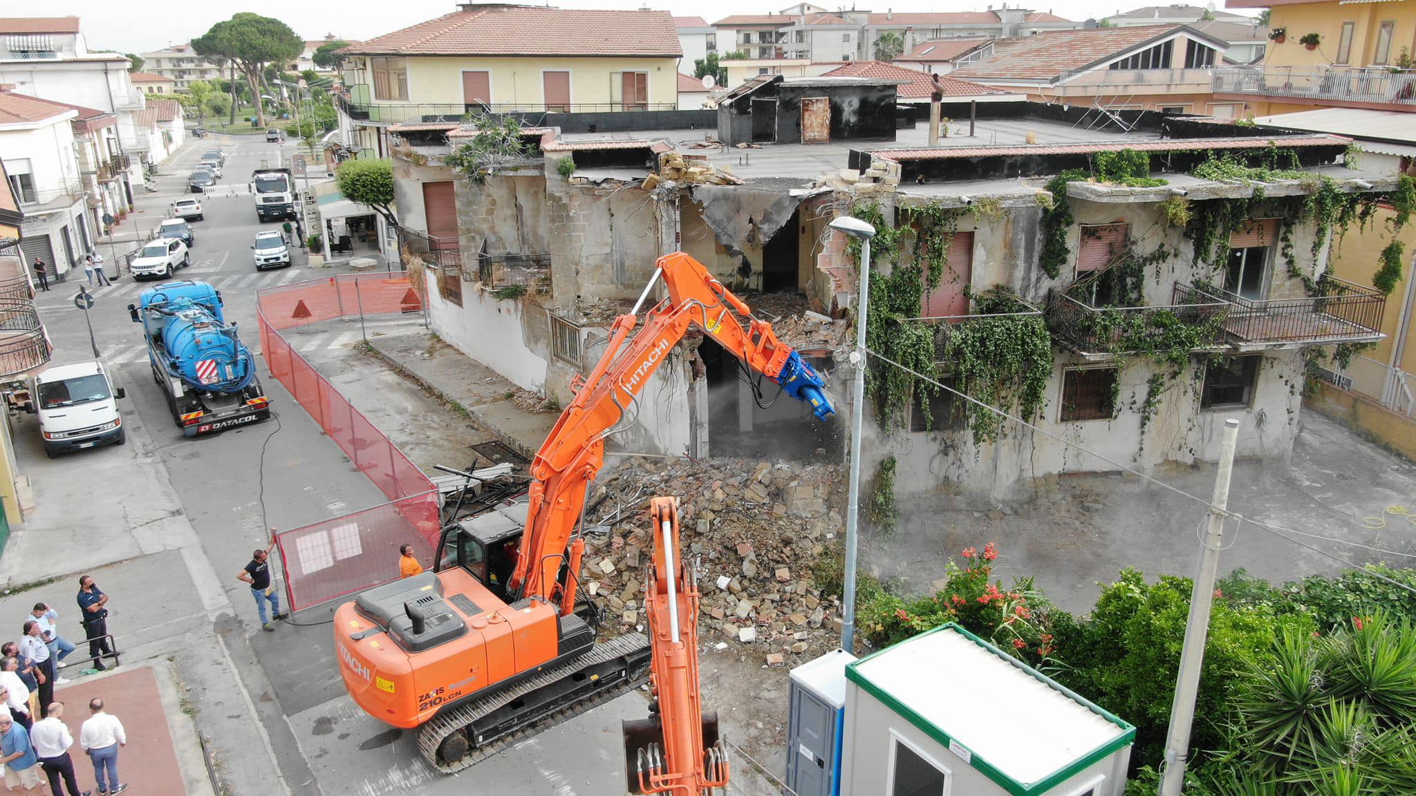 Giù palazzo Zerenga, stop al degrado nel cuore di Capaccio Scalo