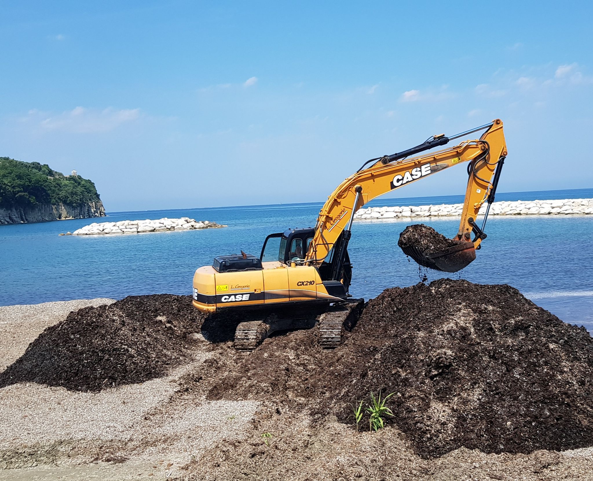 Posidonia spiaggiata, iniziati i lavori di pulizia della spiaggia del lido Azzurro ad Agropoli