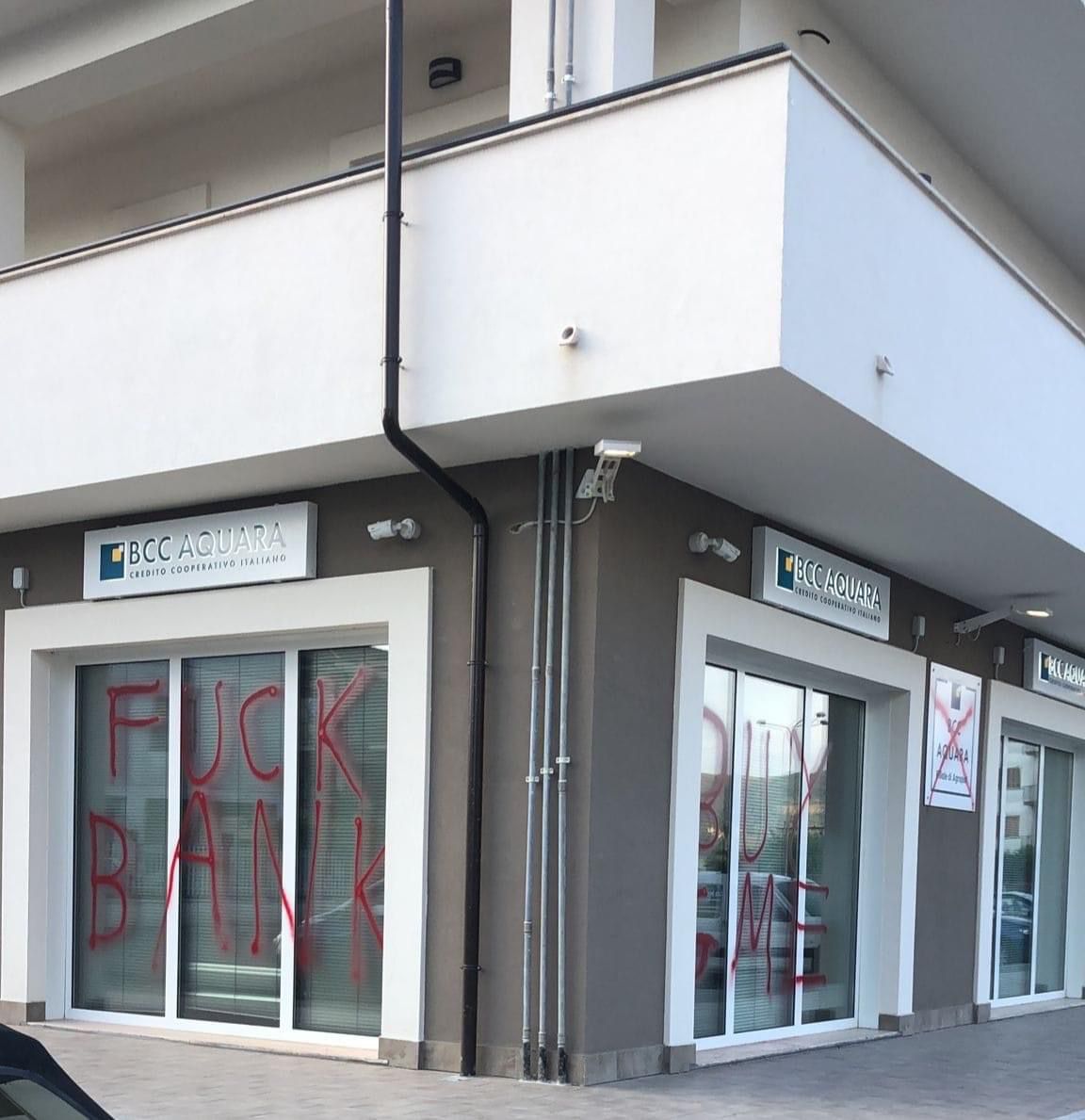 «Fuck bank»: vandali danneggiano vetrine della sede Bcc di Aquara