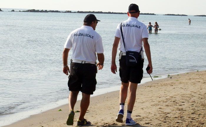 Guarda i bambini in spiaggia e si masturba, fermato 35enne a Castellabate