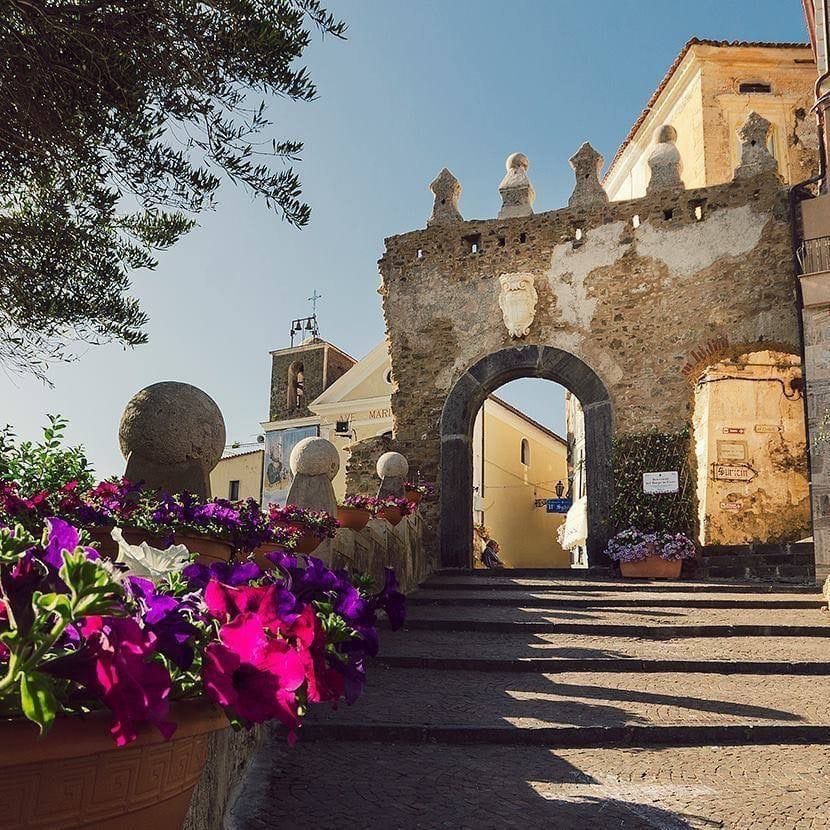 Agropoli, fiori e piante per abbellire l’ingresso al borgo antico