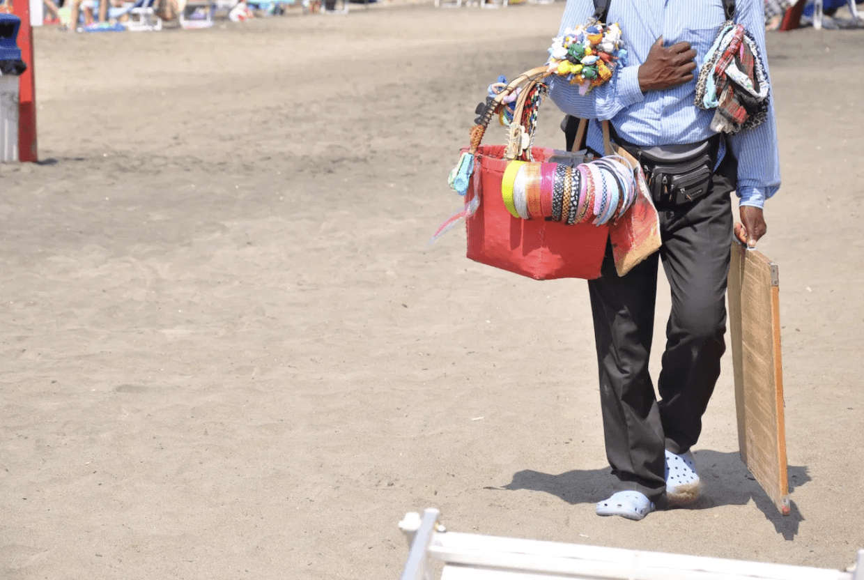 Camerota, venditore ambulante smarrisce portafoglio in spiaggia: ritrovato da turisti