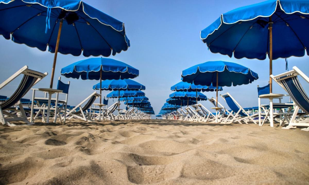 Pollica, ombrelloni solo nei distanziatori e mascherine: le regole in spiaggia