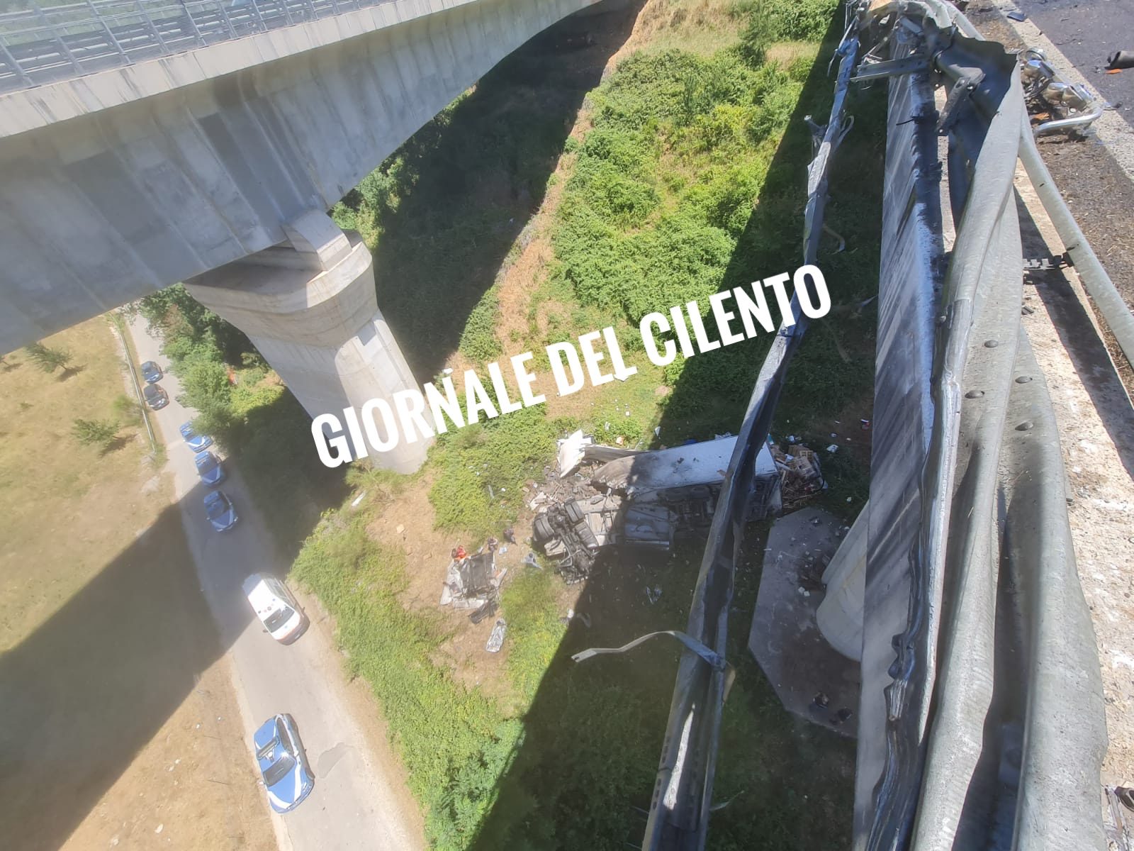 Tir precipita dal viadotto a Campagna: due morti