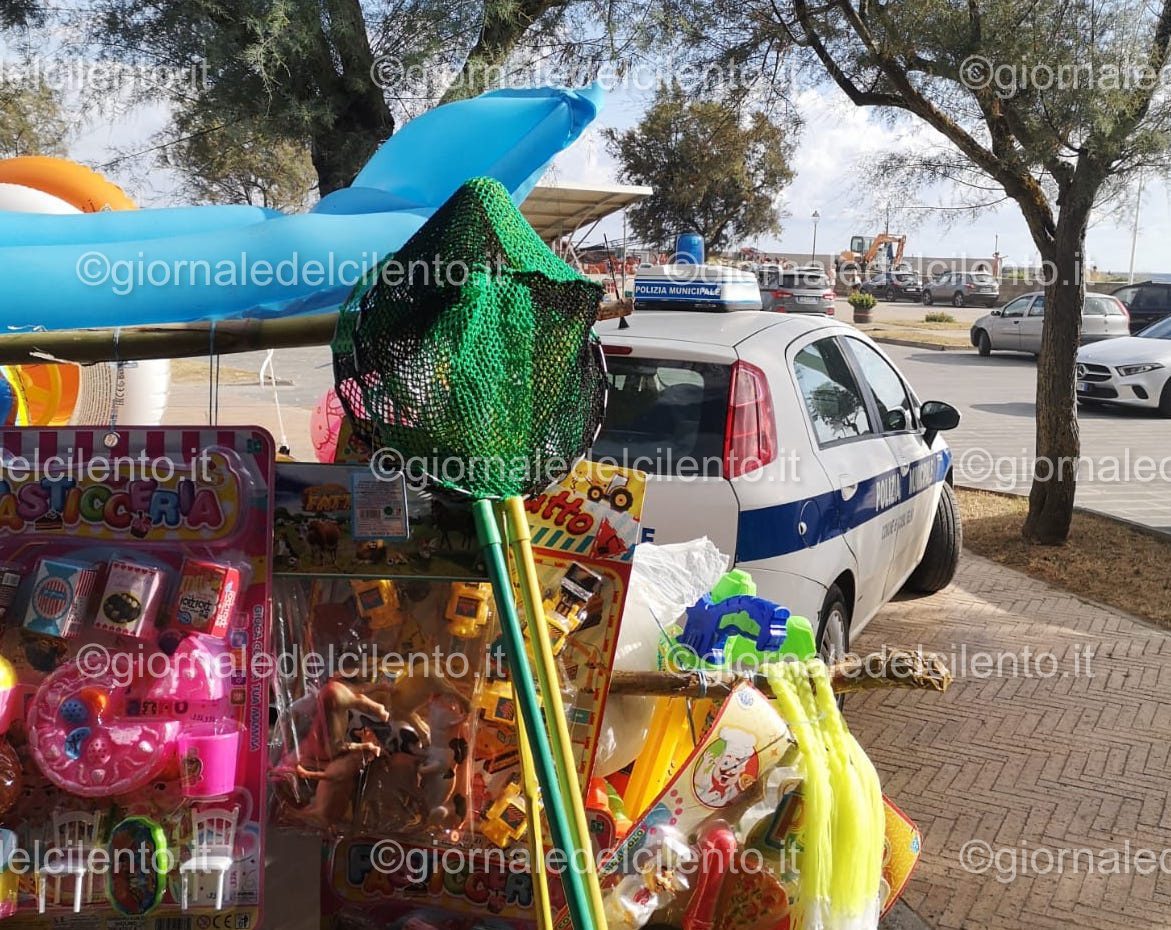 Blitz in spiaggia a Casal Velino, controlli ai venditori ambulanti