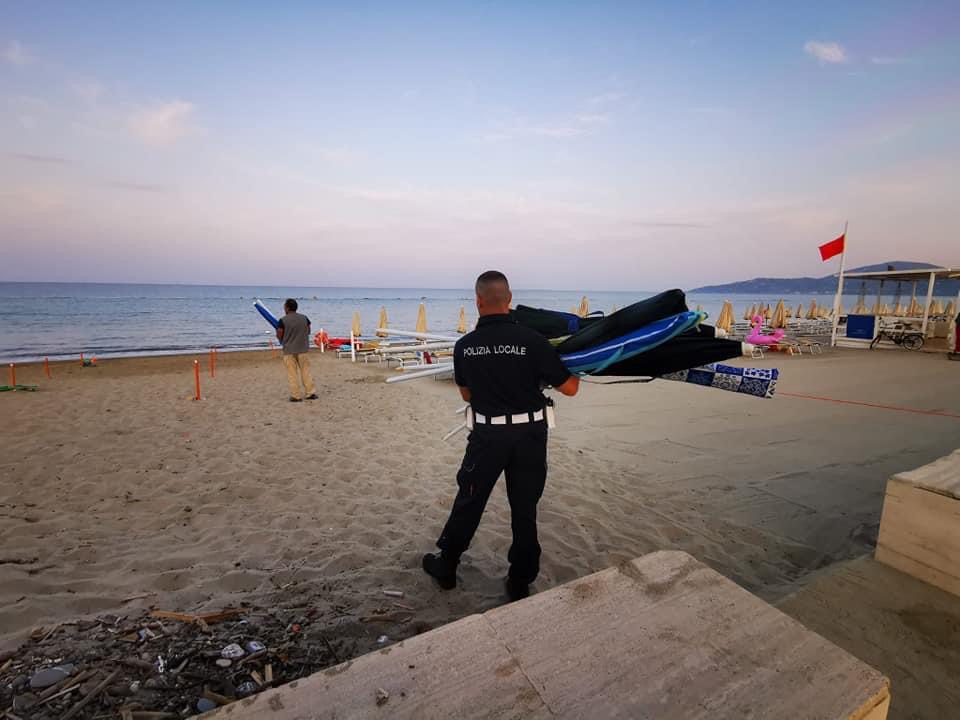 Ascea, blitz all’alba: sequestrati ombrelloni e giochi lasciati in spiaggia