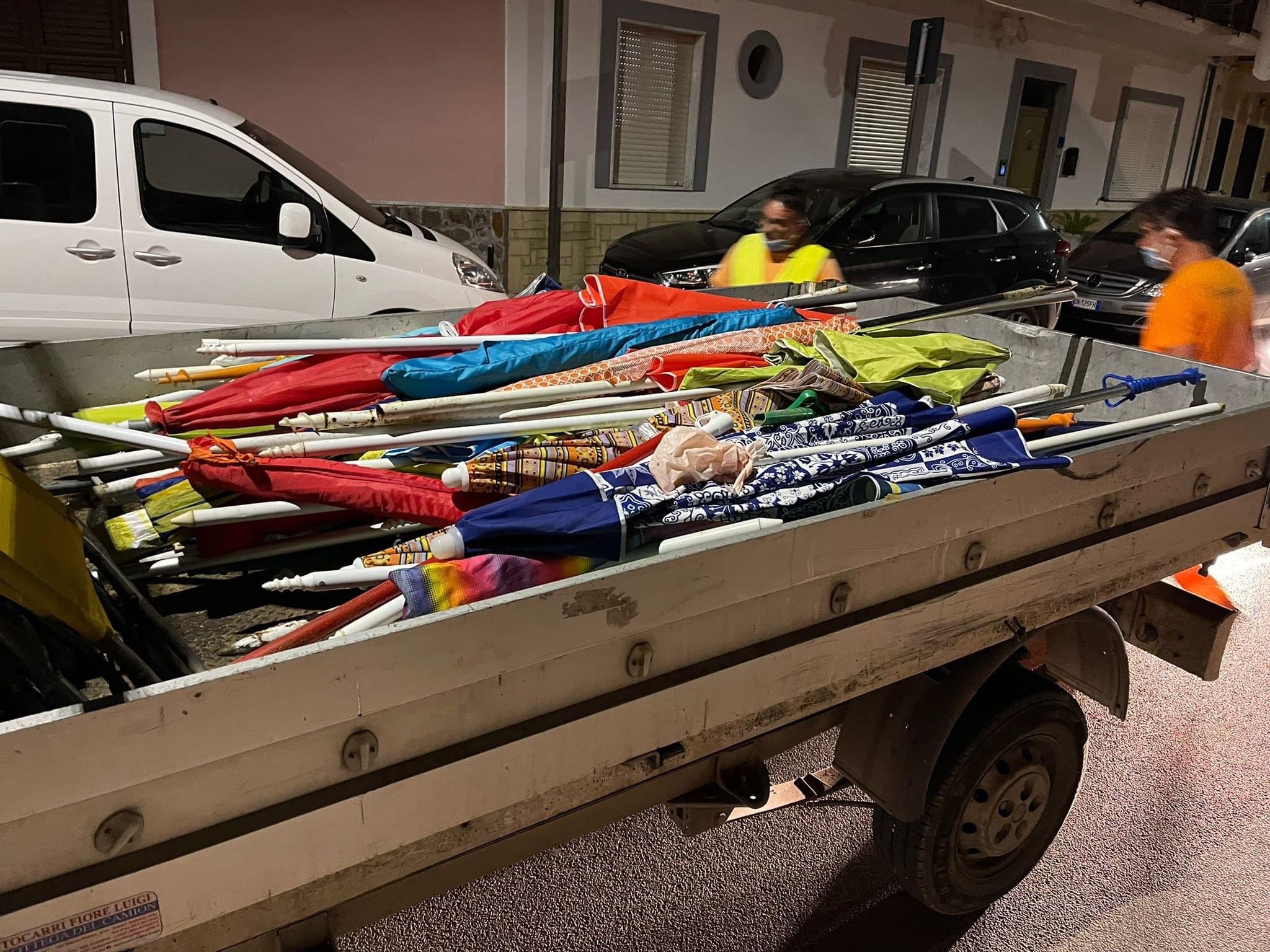 Castellabate, sequestrati centinaia di ombrelloni in spiaggia