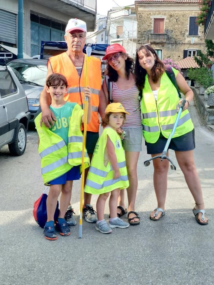 Ecologisti si nasce, così la famiglia Funicello ha ripulito la strada a Montecorice