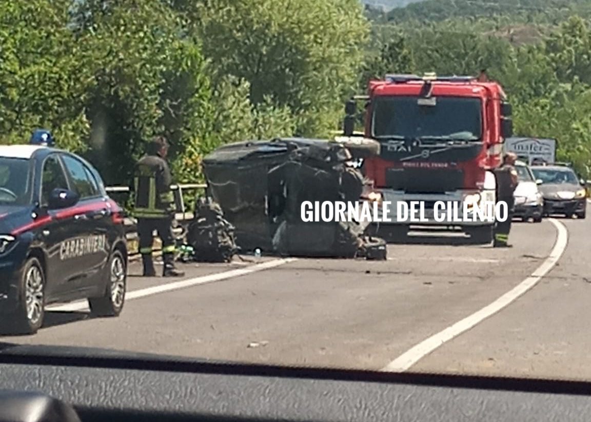 Schianto sulla Cilentana, donna estratta da lamiere. Traffico bloccato