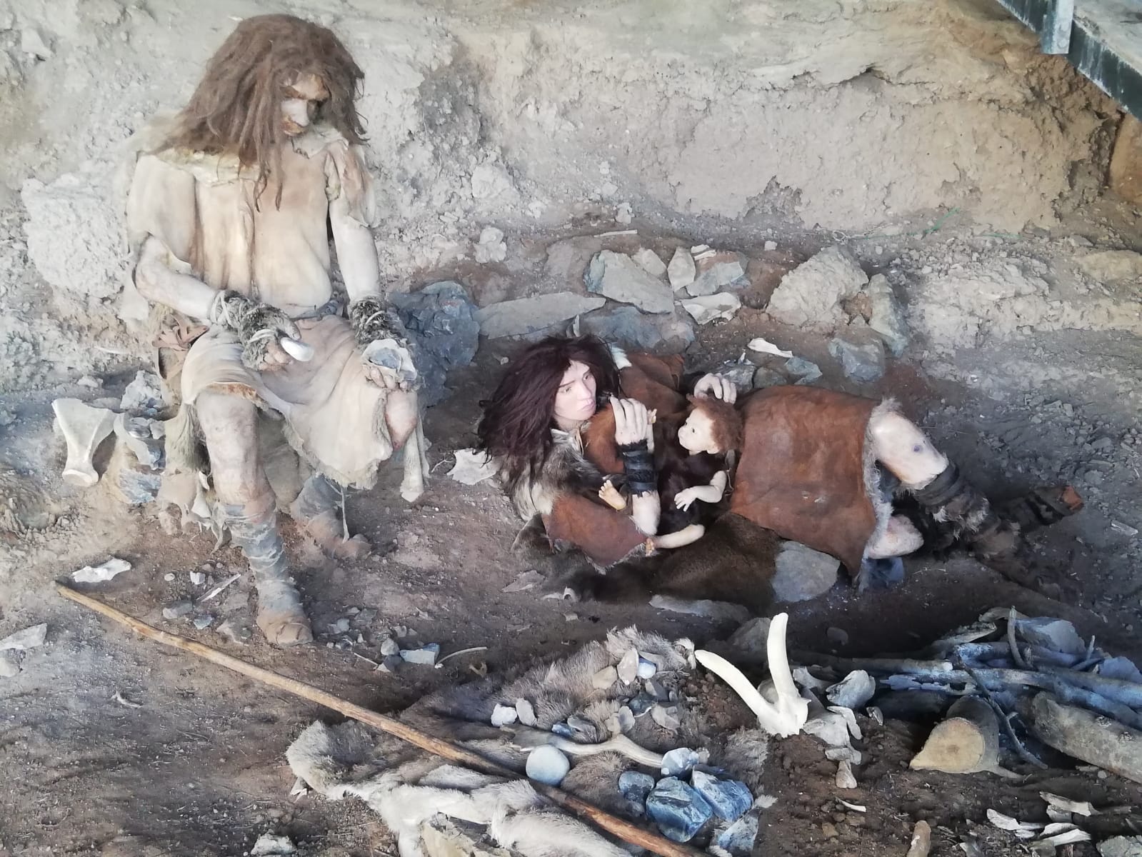 Una famiglia di Neandertal torna a vivere nella grotta della Cala a Marina di Camerota