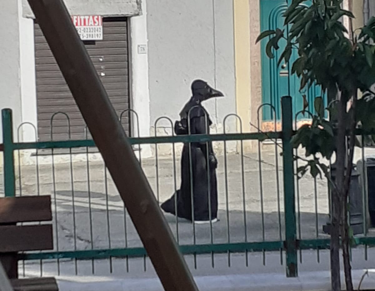 Sant’Arsenio, va in giro travestito da medico della peste: indagano i carabinieri