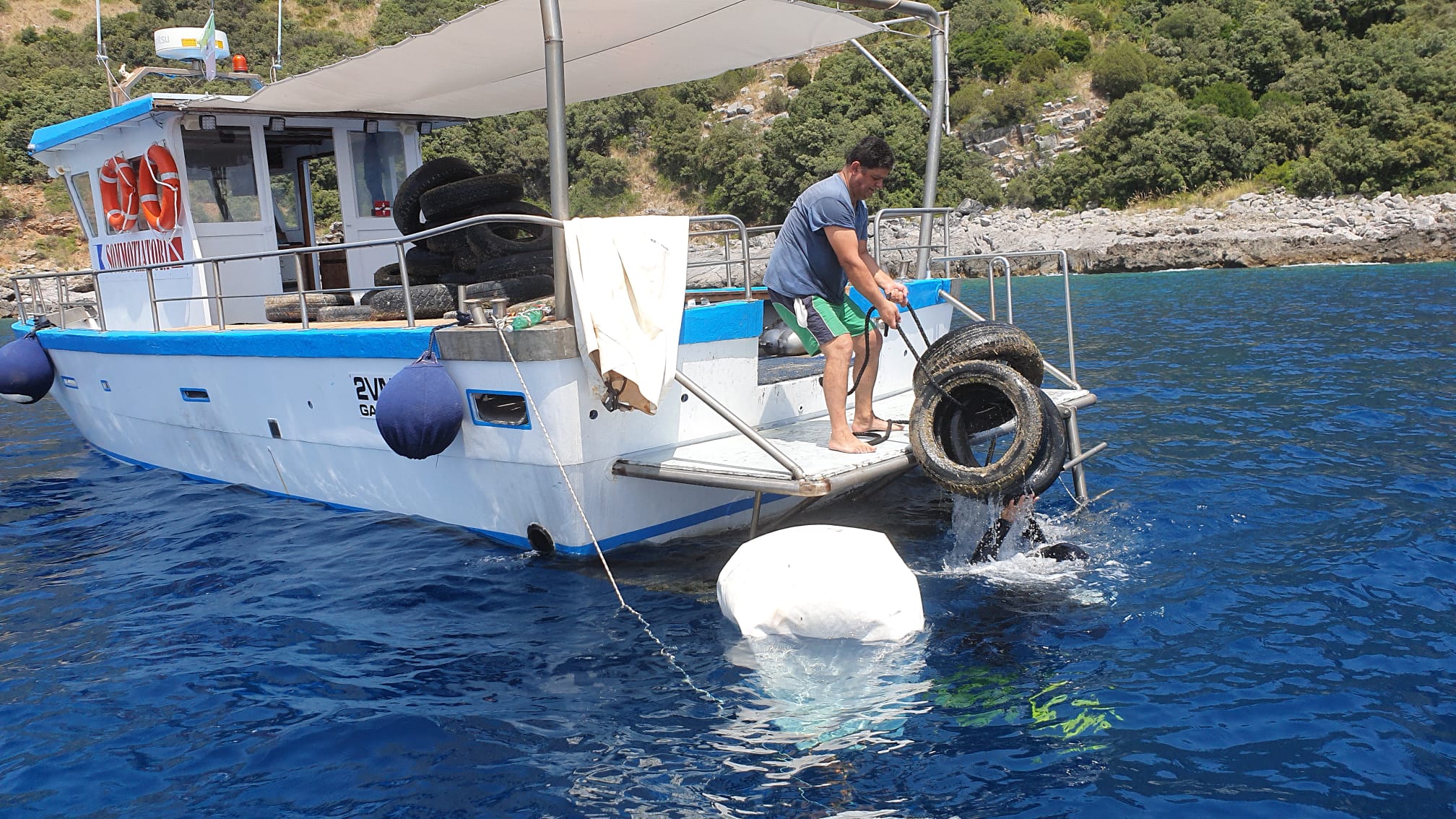 Sapri, oltre 70 pneumatici fuori uso recuperati in mare | FOTO