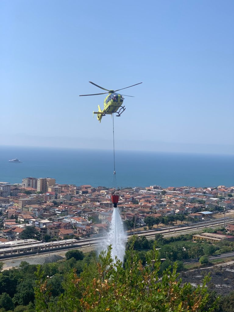 Vasto incendio ad Agropoli, anche un elicottero per  spegnere le fiamme