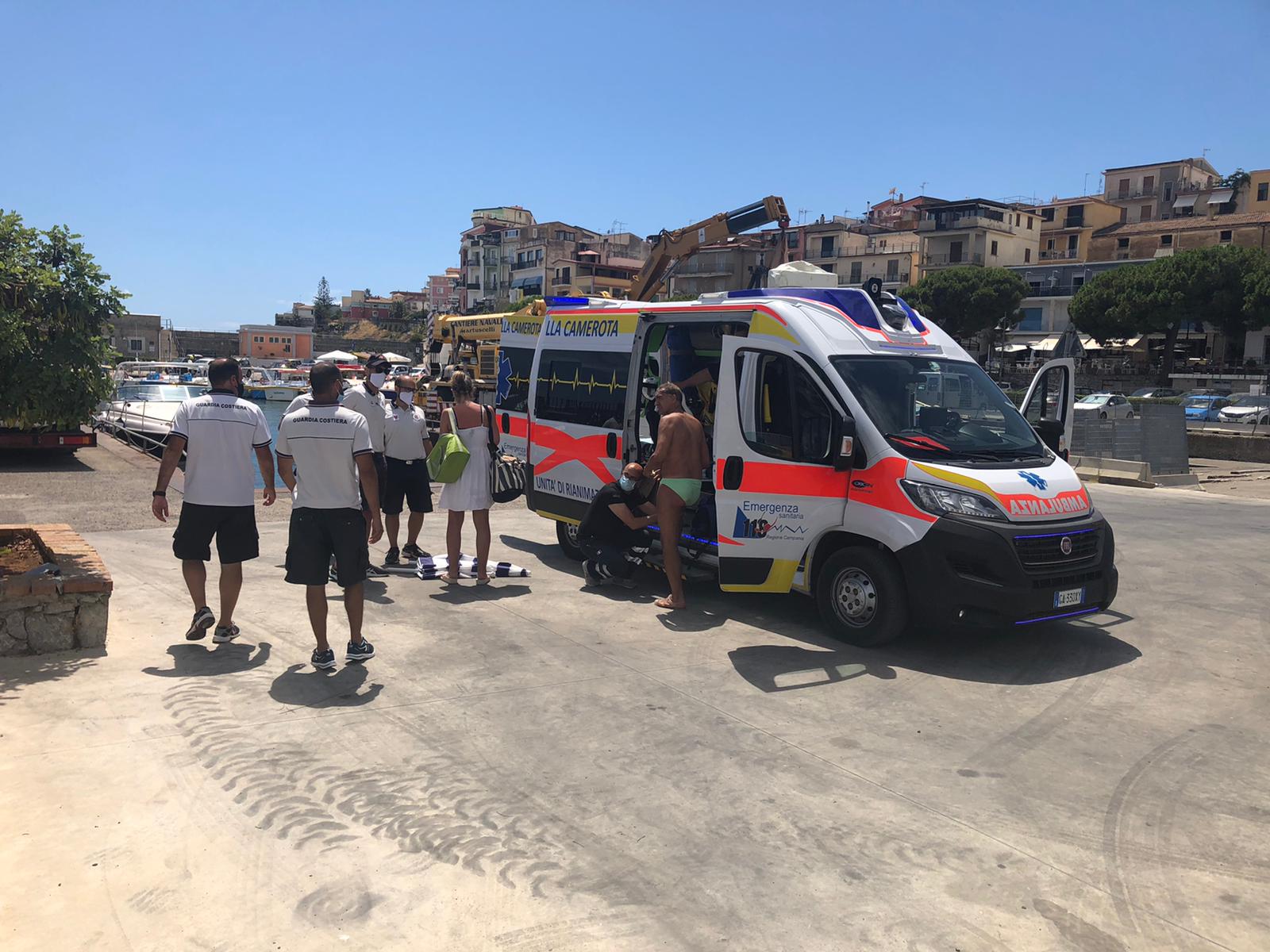 Marina di Camerota, si arrampica sull’albero ma il ramo si spezza: turista in ospedale