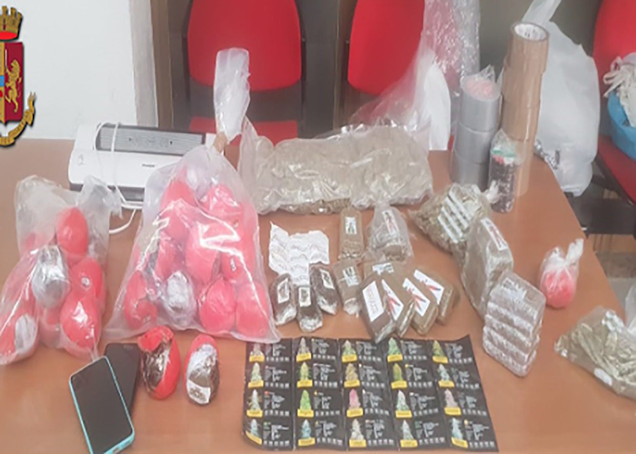 Polizia scopre la ‘casa della droga’, sequestro da 10 chili: due arresti