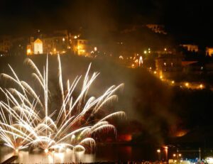 Fuochi d’artificio, un costo nascosto per l’ambiente: perché sempre più Comuni dicono no