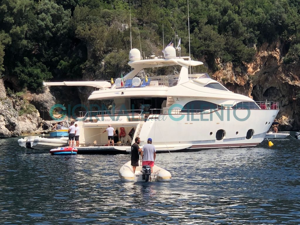 Camerota, Gigi D’Alessio relax a porto Infreschi | FOTO