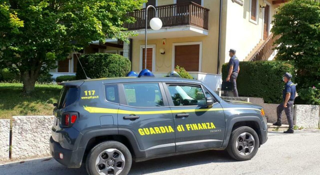 Camerota, strutture non in regola: due imprenditori denunciati. Multe e turisti identificati