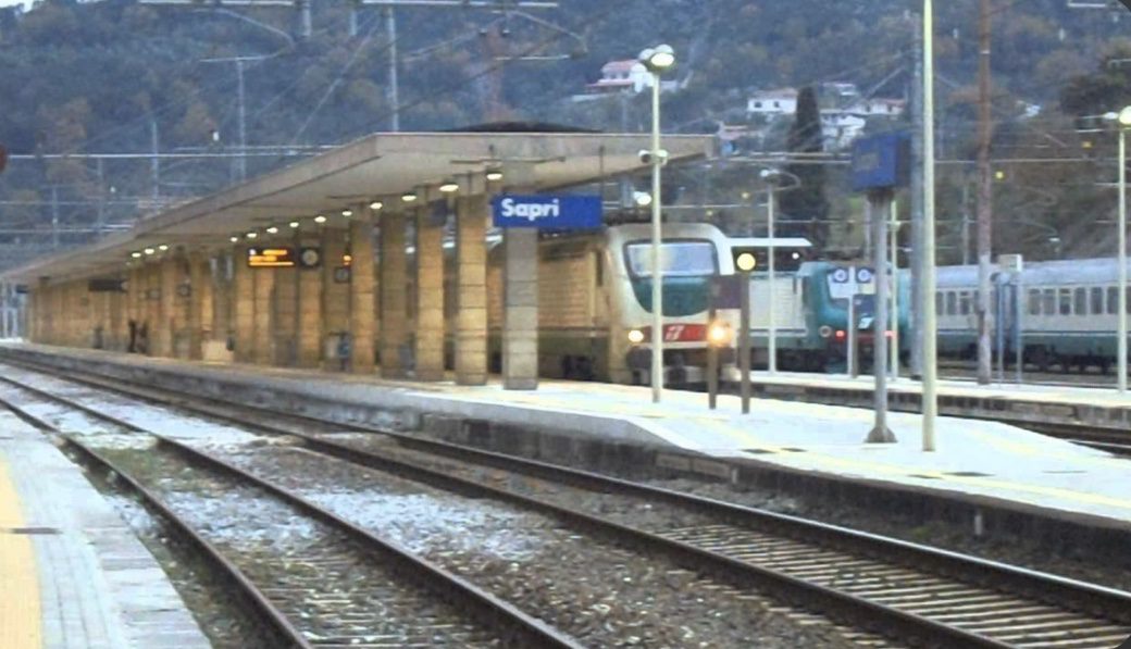 Traffico ferroviario in tilt per la caduta fili alta tensione, in migliaia fermi a Sapri