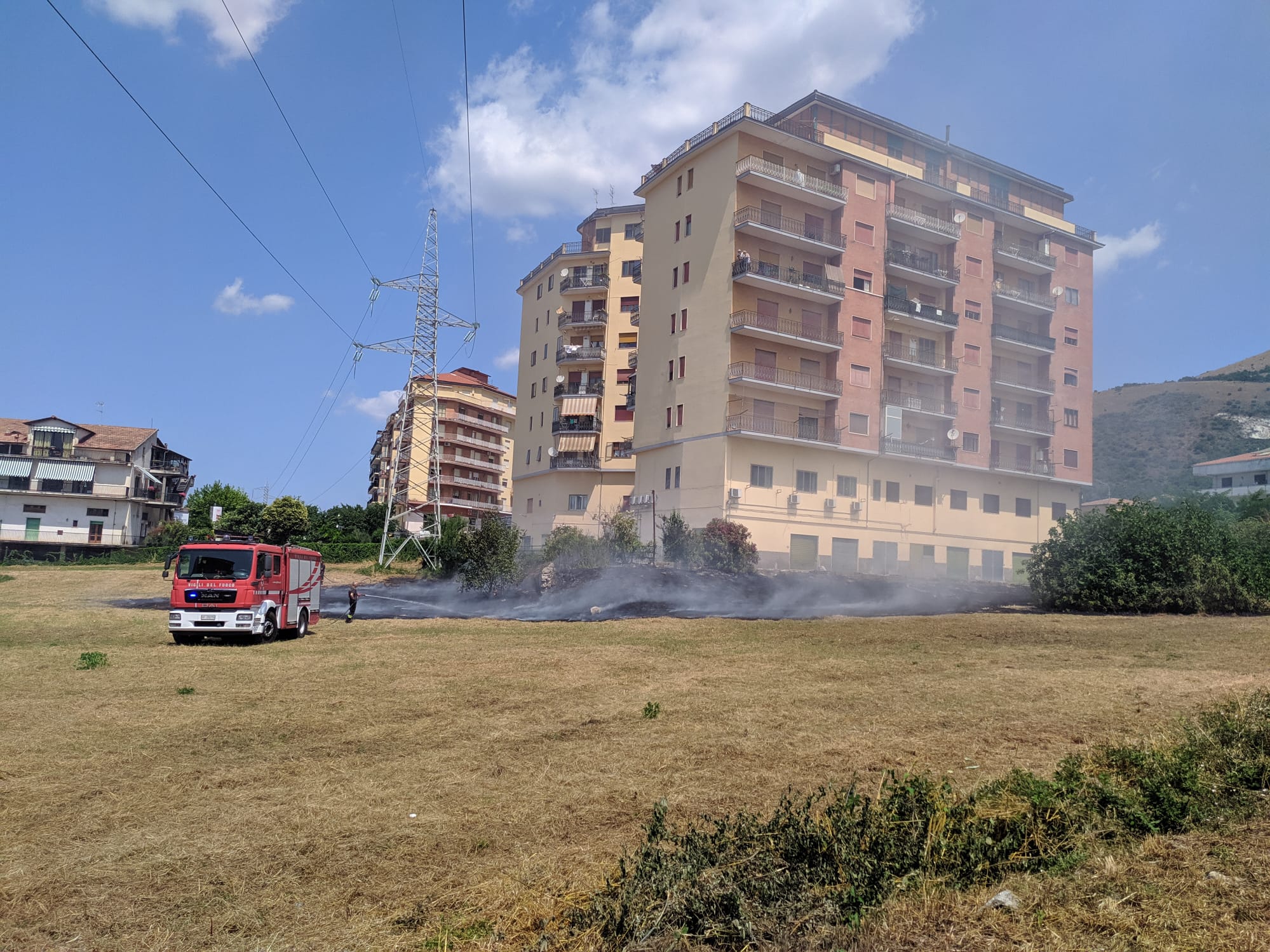 Polla, incendio di sterpaglie minaccia abitazioni e un palazzo