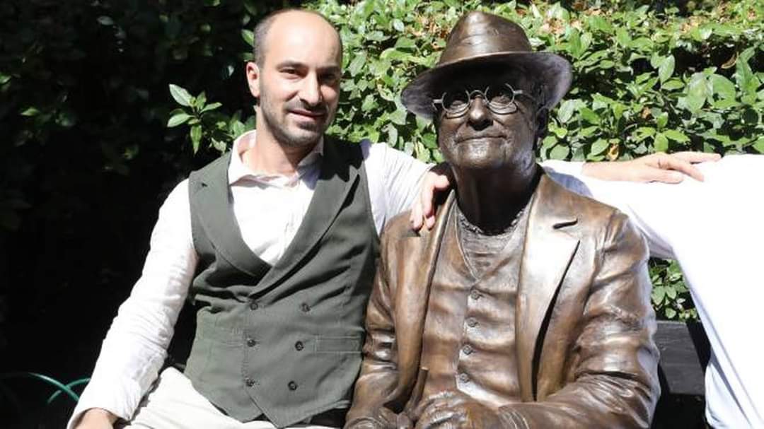 La statua di Lucio Dalla sulla panchina di Bologna: l’ha realizzata un artista di Sala Consilina