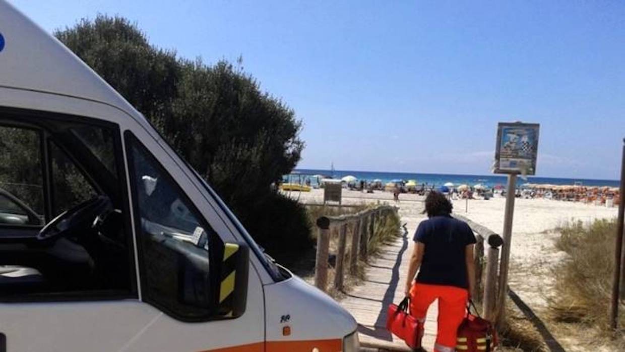 Palinuro, bimbo si amputa dito in spiaggia