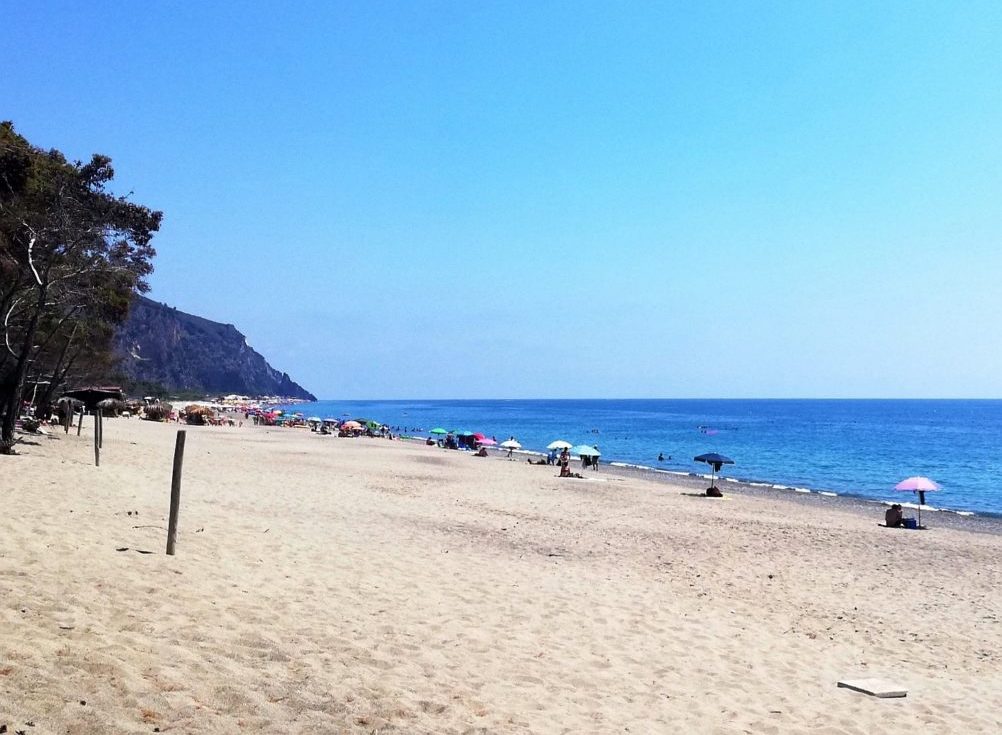 Camerota, episodio di razzismo in spiaggia: «C’è un negro in mare, non mi faccio il bagno»