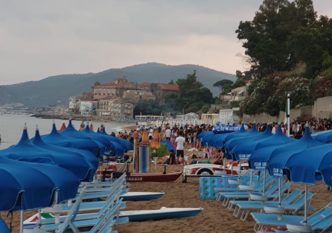 Festino abusivo in spiaggia a Castellabate, giovani ammassati e senza mascherine