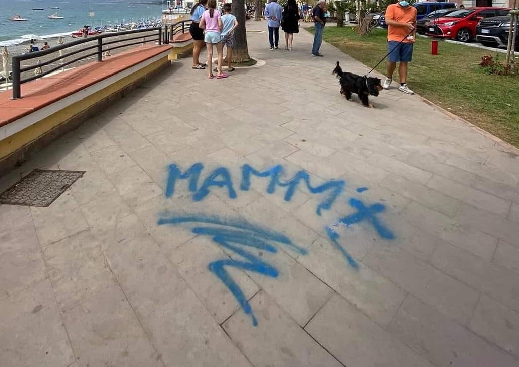 Villammare, ripulite dai volontari di Protezione civile le scritte dei vandali sul lungomare