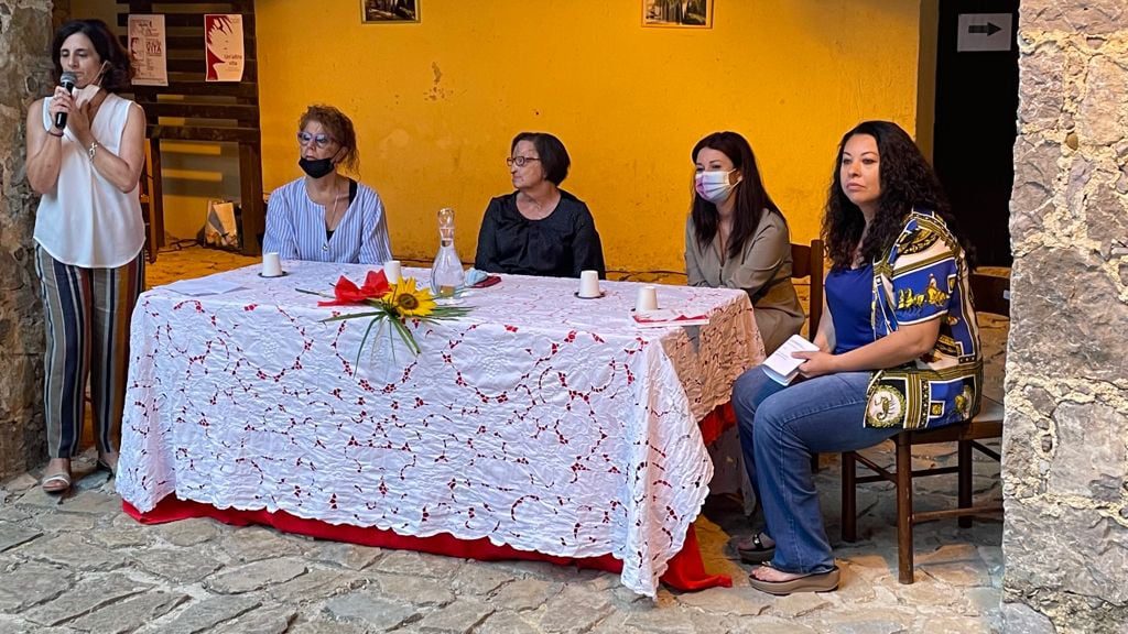 Filomena Lamberti incontra Casaletto Spartano: «Non riconosco il mio volto ma sono una donna libera»