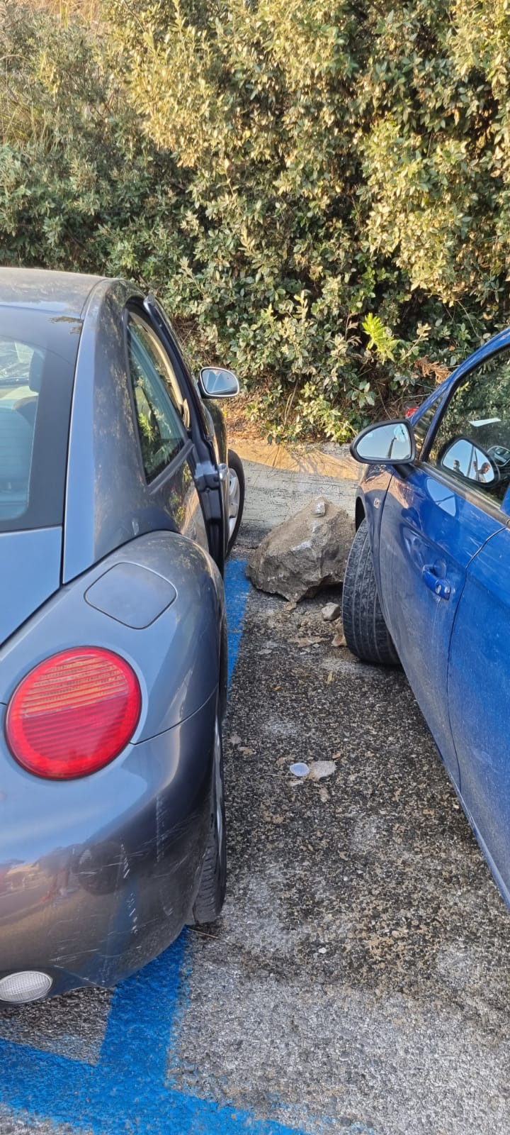 Castellabate, masso cade su un’auto: turista ferita a gambe e braccia