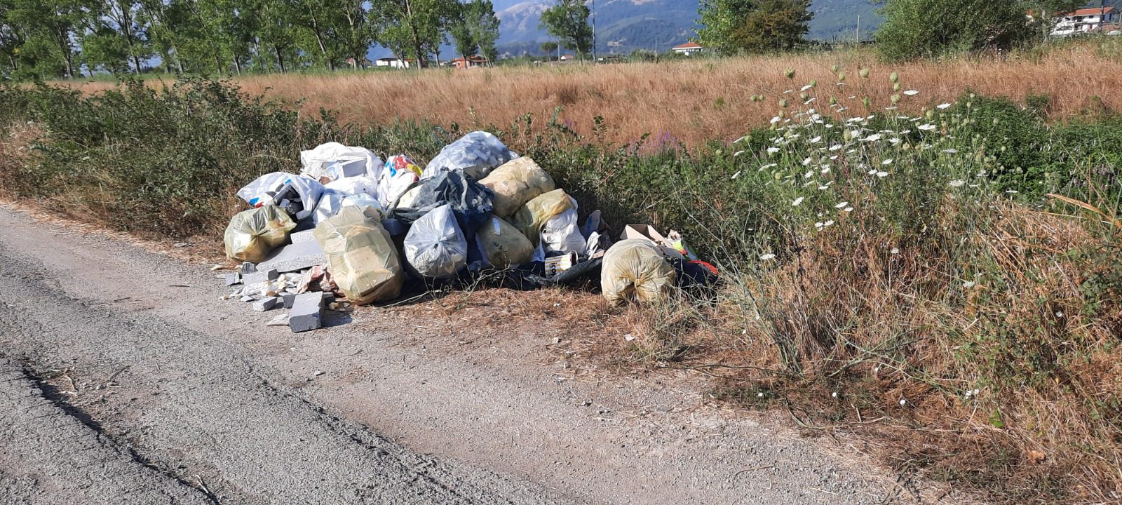 Scarica rifiuti edili in un canale a Polla, incastrato dalle fototrappole