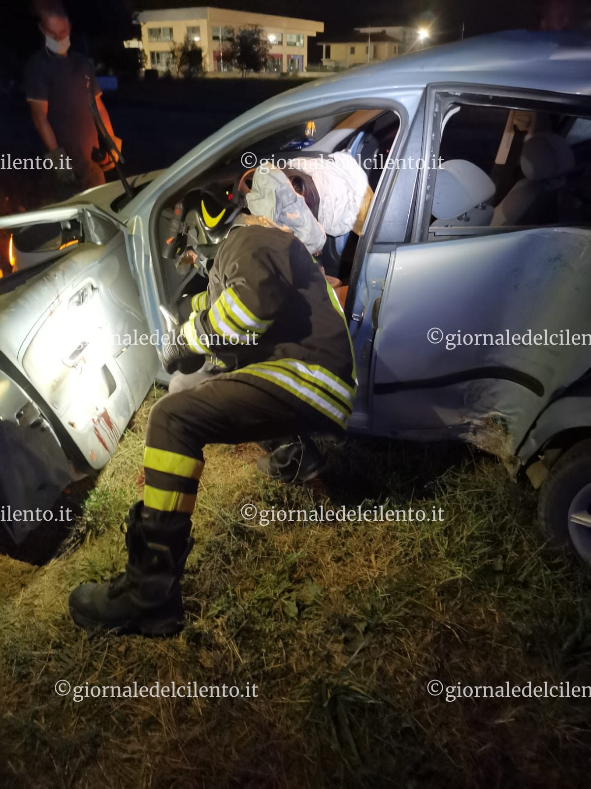 Teggiano, auto contro palo della luce: ferito tirato fuori dalle lamiere