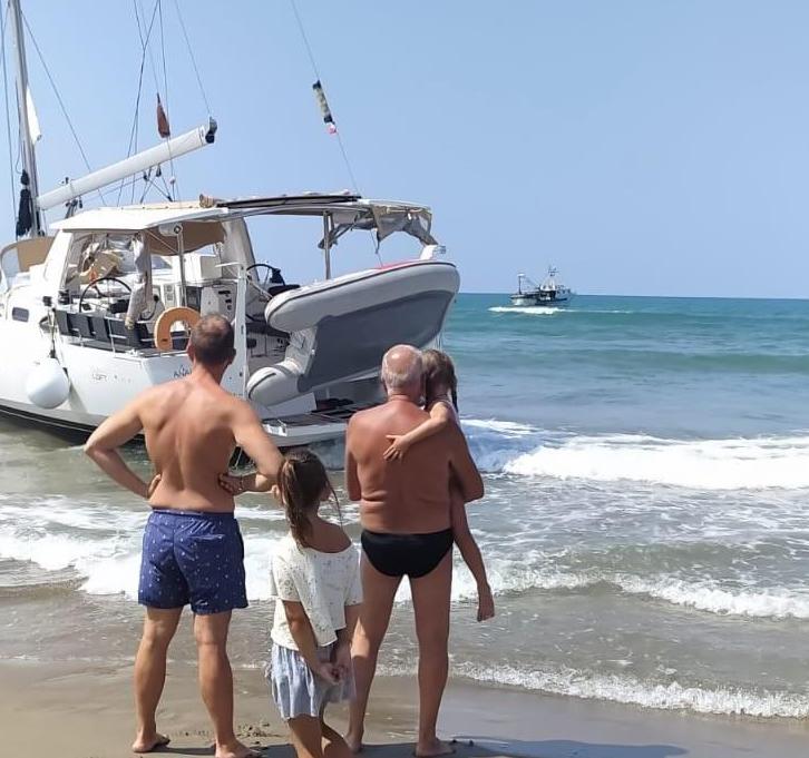 Paestum, l’ancora li tradisce mentre dormono: veliero arenato tra bagnanti