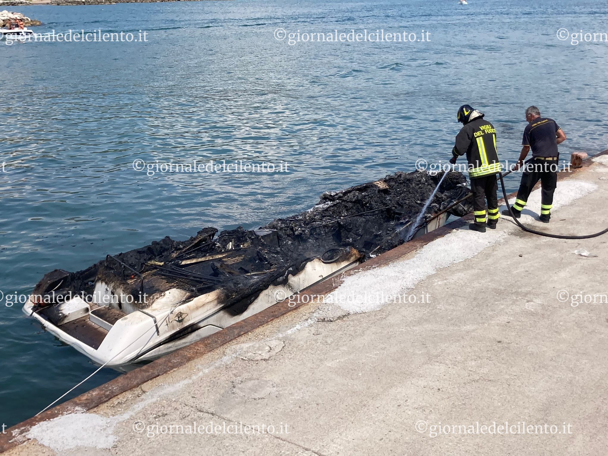 Policastro, barca in fiamme: passeggero si getta in mare per salvarsi