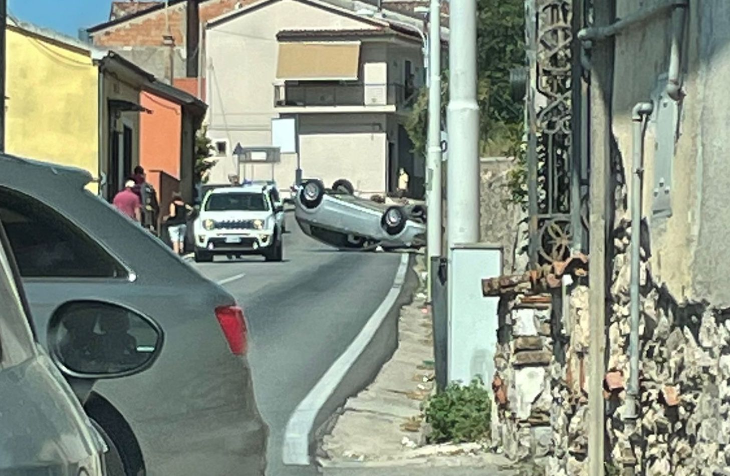 Sala Consilina, si ribalta con l’auto: conducente illeso