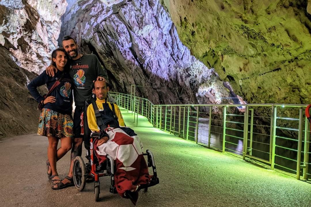 La sfida di Sami in giro per l’Italia in carrozzina, tappa alle Grotte di Pertosa Auletta