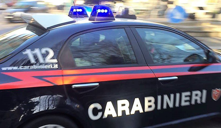 Polla, minaccia negozianti poi tenta aggressione ai carabinieri: arrestato