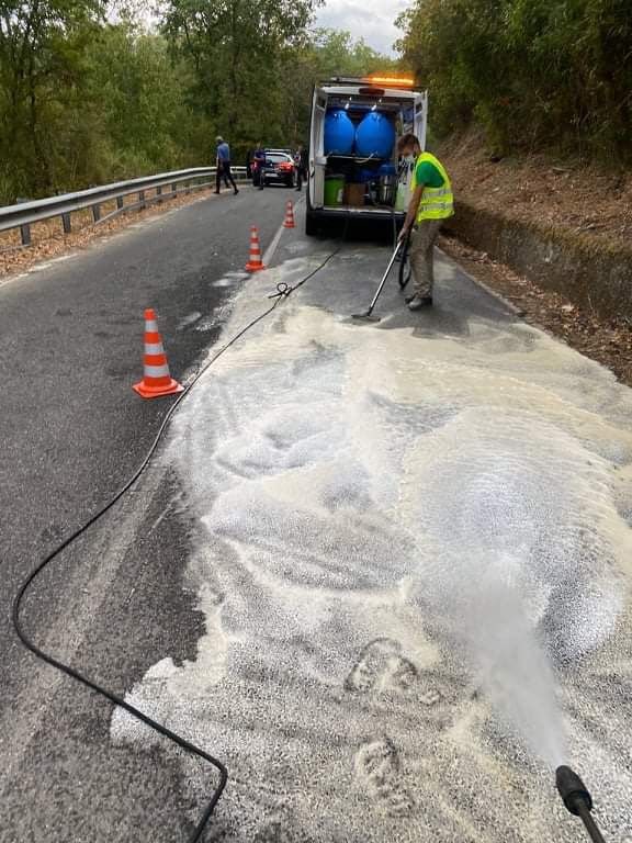 Torre Orsaia, un chilometro di olio sulla strada: ripulita