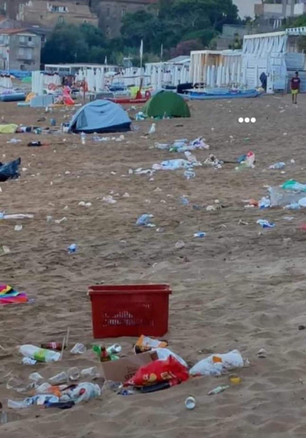 Castellabate, il giorno dopo la notte di Ferragosto la spiaggia è una discarica