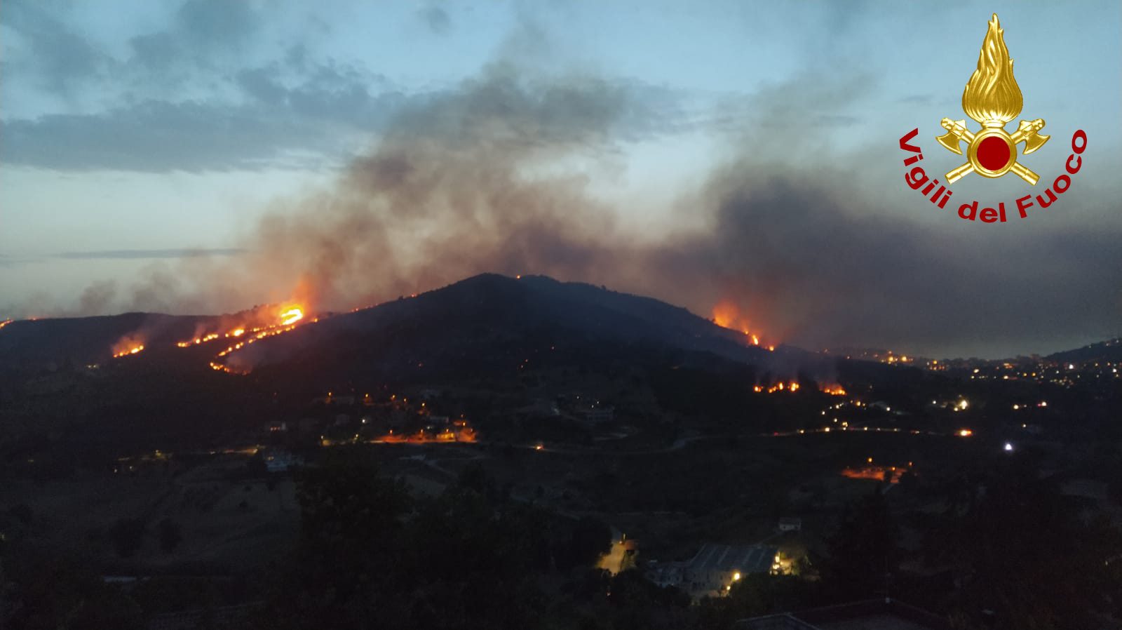 Cilento, fiamme minacciano ville e residence: 40 vigili del fuoco in aiuto