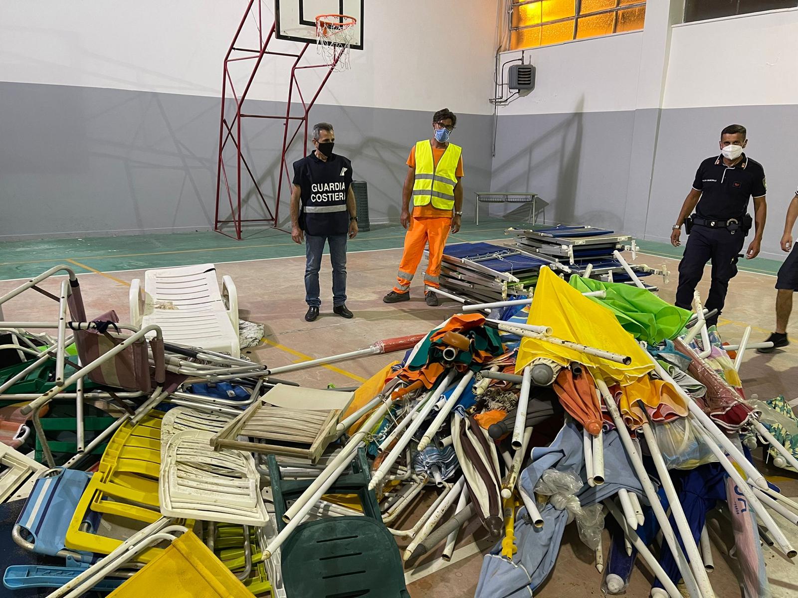 Castellabate, blitz ombrelloni abusivi in spiaggia: maxi sequestro