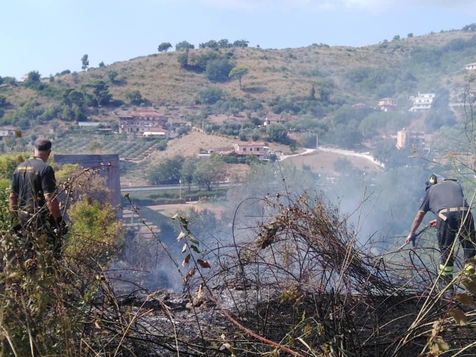Torchiara, fiamme minacciano abitazioni: villette evacuate