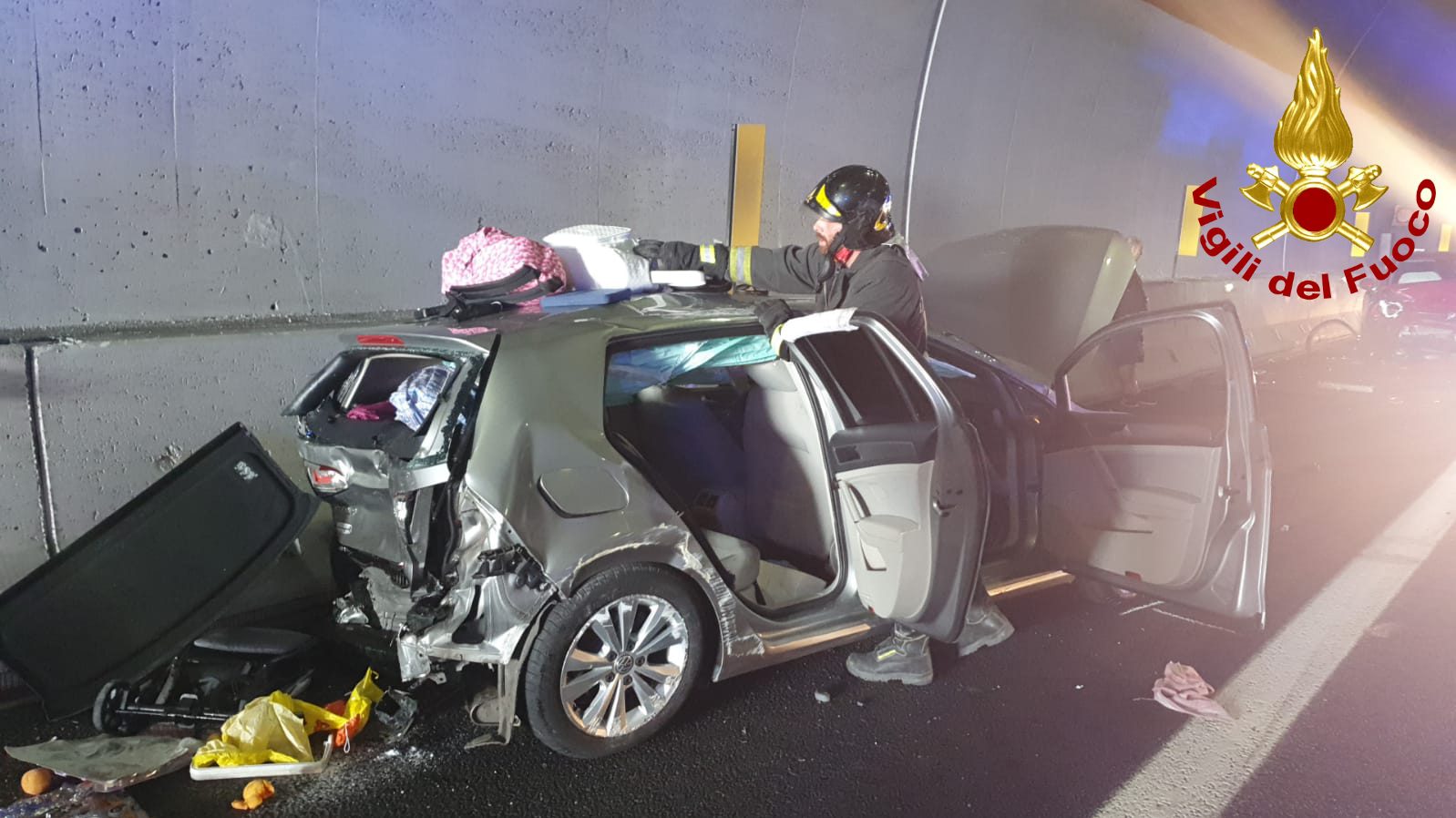 Schianto in autostrada tra Padula e Lagonegro: passeggeri incastrati tra le lamiere