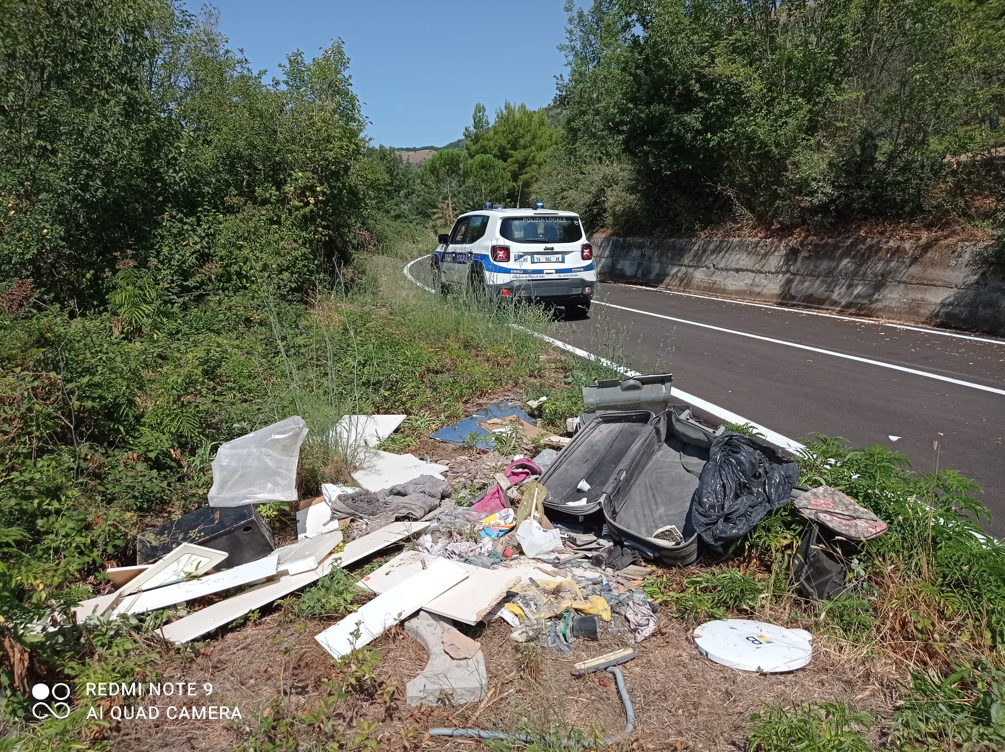 Polla, rifiuti abbandonati per strada: sanzionato il responsabile