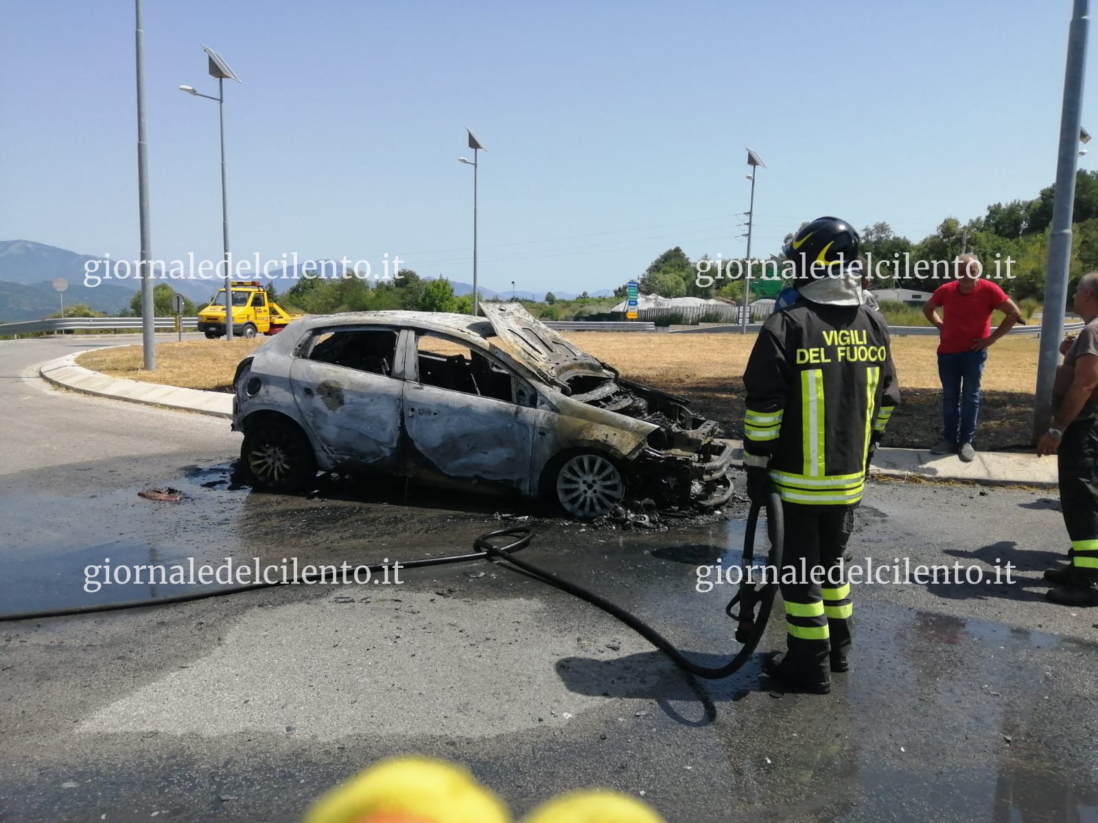 Cilentana, auto avvolta dalle fiamme a Roccagloriosa | FOTO