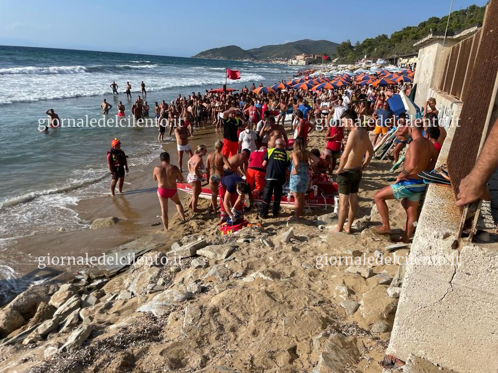 Tragedia a Castellabate, malore in acqua: morto un giovane